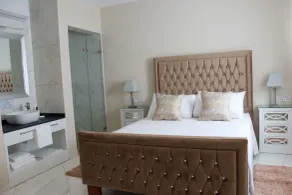 100 Boutique Living - Room
