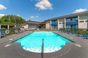Red Lion Inn & Suites Kansas City - Pool