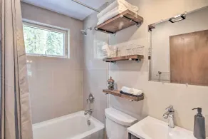 5 Mi to Ski Resort: Mtn-View Breck Home w/ Hot Tub - Interior