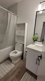 Charming 1-Bedroom Basement Suite in Spruce Grove, Alberta - Badeværelse