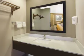 Super 8 by Wyndham Fortuna - Salle de bain