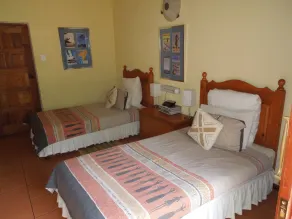 Trees Too Guest Lodge - Habitación