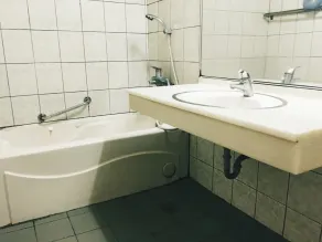 Hua Tai Hotel - Bathroom