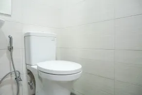 Comfortable Design Studio Apartment Ciputra International By Travelio - Salle de bain