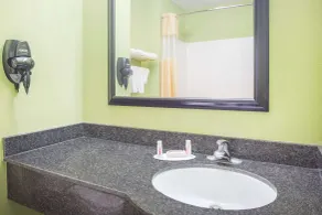 Days Inn & Suites by Wyndham Swainsboro - Badezimmer