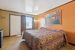 Currys Motel by OYO Saginaw MI - Room