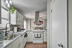 Updated Fayetville Townhome-Away-From-Home w/ Yard - Interior