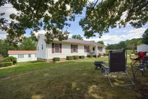 5 Mi to Vir! Private Escape w/ Yard & Decks - Interiör