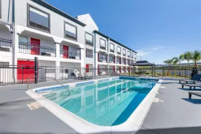 Super 8 by Wyndham Orlando Near Florida Mall - Piscine
