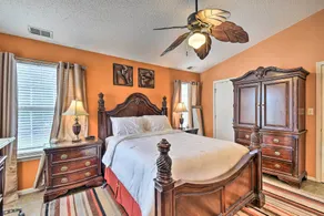 Hampton Home w/ Fireplace + Close to Beaches! - Interiör