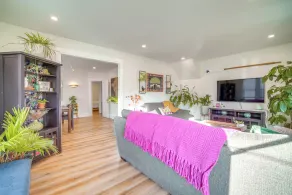 Walk to Beach: Dog-friendly Ventnor City Retreat! - Innvendig