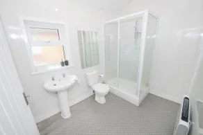 Versatile Cozy & Spacious Comfort Hull Apartments - Badezimmer