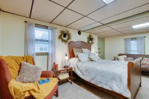 Home on Shared 10 Acres, On-site Trail Access - Rom