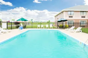 Ramada by Wyndham Vandalia - Pool