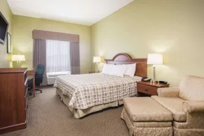 Days Inn & Suites by Wyndham Swainsboro - Zimmer
