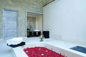 Villa Infinity Bali es una propiedad de 5 estrellas, 8 habitaciones con baño privado. - Baño