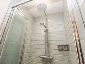 19 Clatterford Shute - Baño