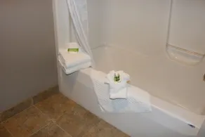 Qube Hotel - Polk City - Badeværelse