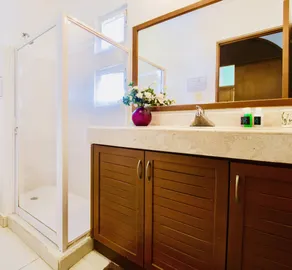 Chambre De Luxe Avec Balcon Budget Avec Piscine Climatisation Et Parking - Salle de bain