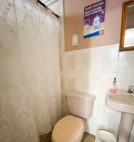 Tamarindo Hostel - Bathroom