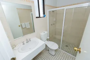 Lincoln Cottage Motor Inn - Bathroom