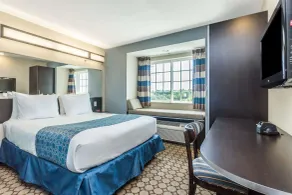 Microtel Inn & Suites by Wyndham Spring Hill/Weeki Wachee - Room