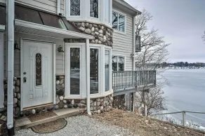 Lakefront Genoa City Home w/ Private Beach - Innenbereich