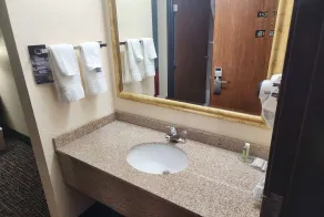 Super 8 by Wyndham Galesburg - Bathroom