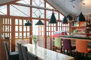 Kunming Upland International Youth Hostel ,near the city center ,2 mins walk to the subway, 2 mins walk to the Green Lake, Close to Yuan tong Temple, Old street, Yunnan University, convenient payment and visa cards are accepted - Restaurant