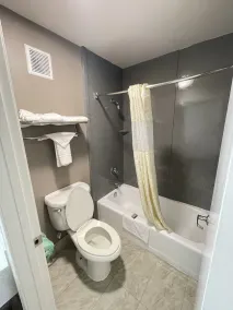 Excellent Inn & Suites - Salle de bain