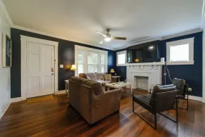 1 Mi to Uncg & Dtwn! Group Retreat w/ Private Yard - Innvendig