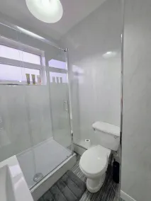 3 Bed Home Free Wifi & Netflix Central Location - Bathroom