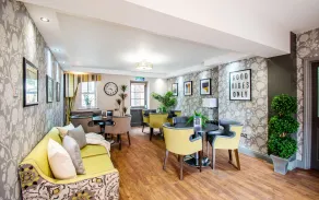 Eton House - Self Check-In, Ensuite Rooms & Self-Catering Studios - Lobby sitting area