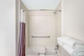 La Quinta by Wyndham Columbus MS - Salle de bain