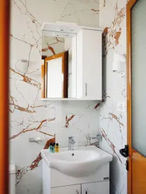 Corner Hotel - Bathroom