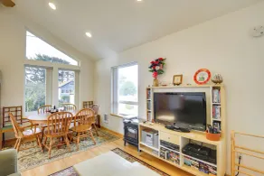 1 Block to Twin Rocks Beach: Pet-friendly Cottage - Interior