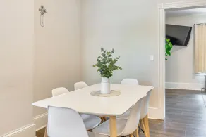 1 Block to Stroudsburg Main St: Chic Townhome - Intérieur