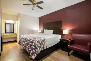 Red Roof Inn & Suites Statesboro - University - Room