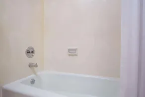 Howard Johnson by Wyndham Brigham City - Bathroom