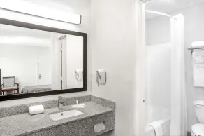 Super 8 by Wyndham Lafayette - Salle de bain