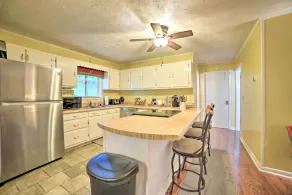 'Pelican Bay Retreat' on Lake Barkley w/ Kayaks! - Interior