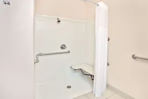 Super 8 by Wyndham Louisville/Expo Center - Bathroom