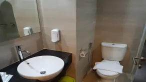 Whiz Prime Hotel Khatib Sulaiman Padang - Bathroom