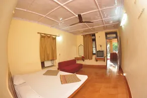 Gujarat Bhavan Hotel - Camera