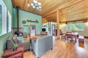 Rustic & Modern Home w/ Forest Views in Newport! - Interiør