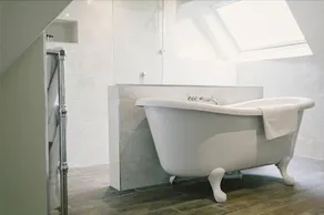 Cat and Custard Pot Inn - Bathroom