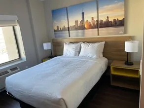 Days Inn & Suites by Wyndham Jamaica JFK Airport - Room