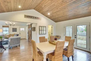 Steps to Elm St: Gorgeous Double-lot Getaway - Interiör