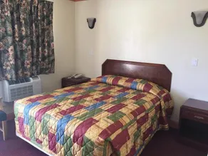 TRAVEL INN MOTEL - Room