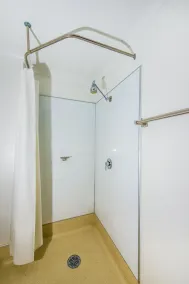 ibis Budget Brisbane Airport - Bathroom